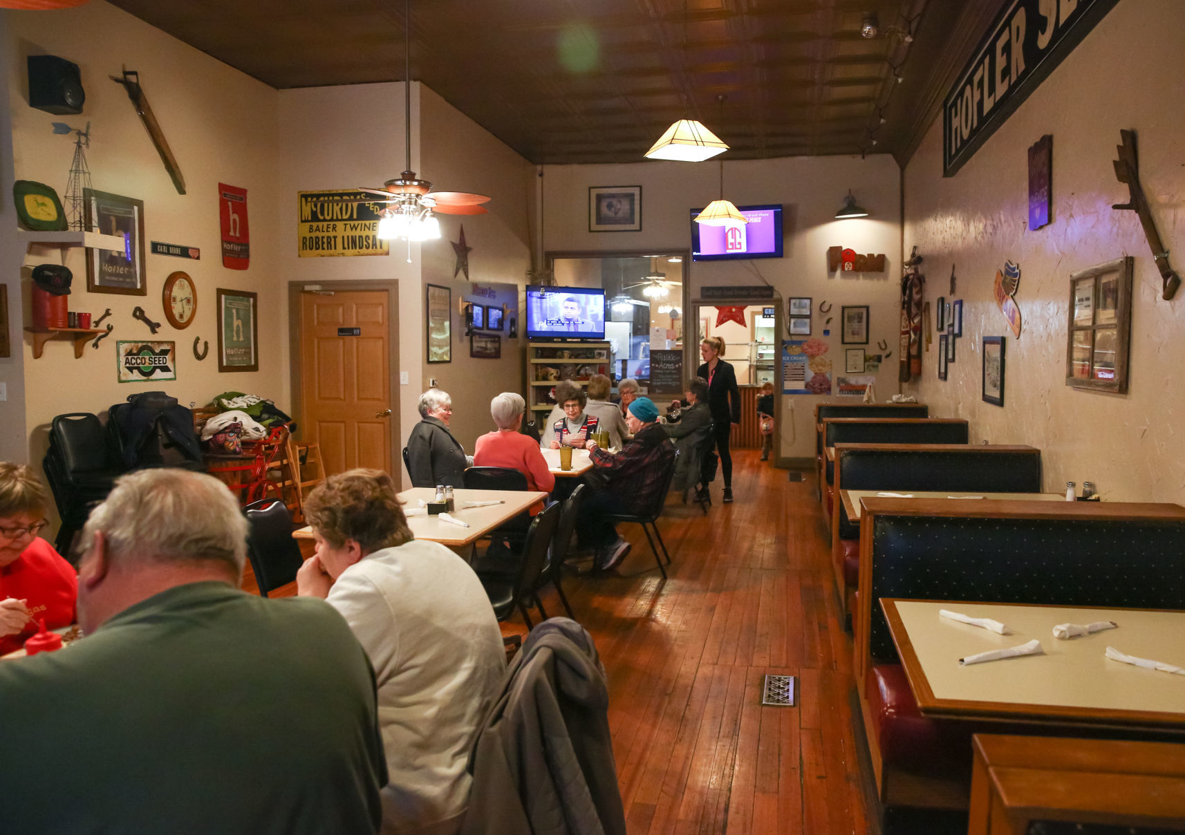 GG's Restaurant - dining room